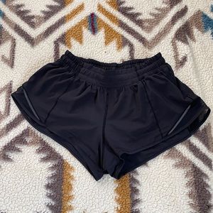 Black Lululemon size 6 2.5’’ hotty hot short!